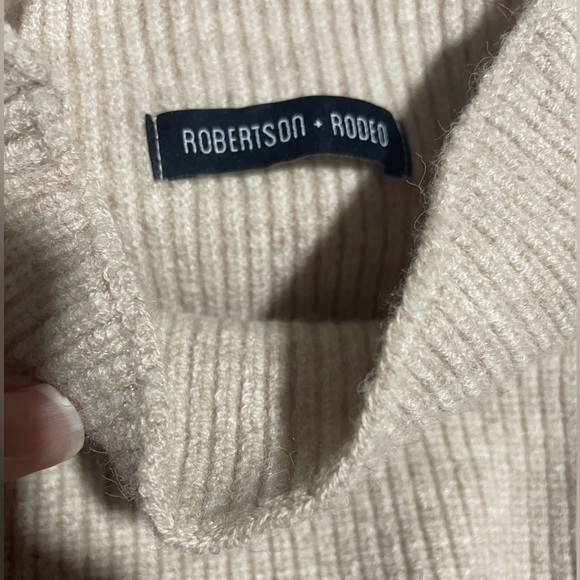 ROBERTSON + RODEO Beige Mock Neck Crop Long Sleeve Sweater Size Medium - Picture 4 of 5